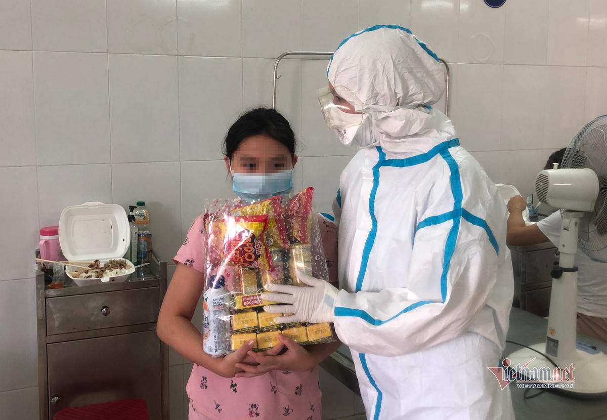 Các bệnh nhi điều trị tại Trung tâm Y tế Hòa Vang được y, bác sĩ tổ chức ngày Tết thiếu nhi.  