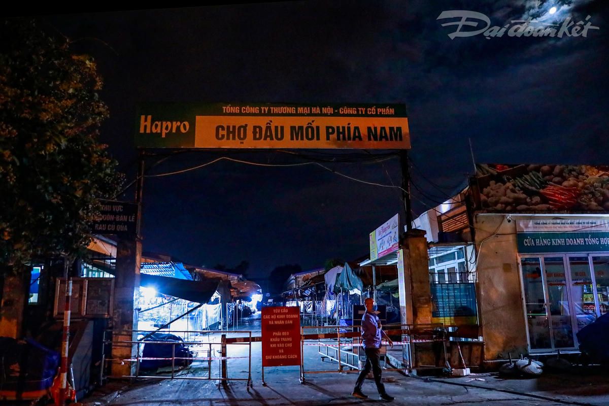 Quang cảnh chợ đầu mối phía Nam Hà Nội lúc chuẩn bị mở cửa hoạt động trở lại.