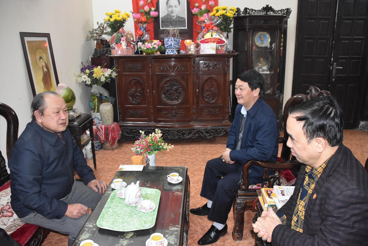 Phó Chủ tịch – Tổng Thư ký Hầu A Lềnh trò chuyện cùng gia đình cố chủ tịch UBTƯ MTTQ Việt Nam Hoàng Quốc Việt.
