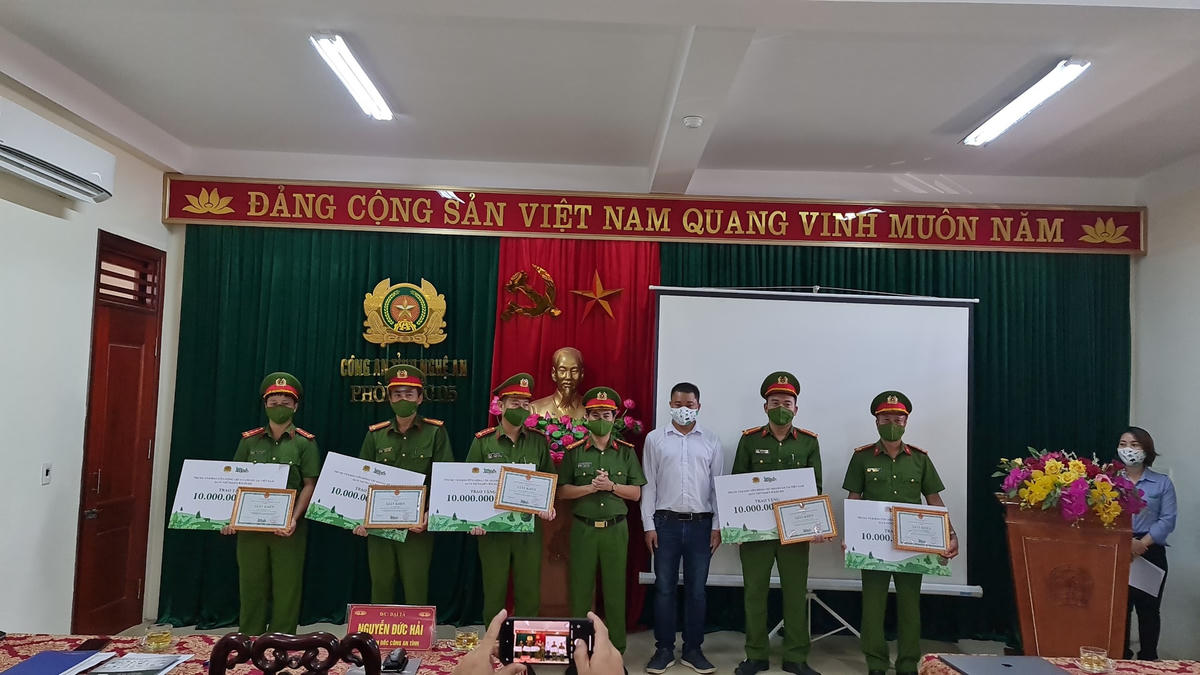 Cũng trong sáng ngày 6/8, lực lượng triệt phá vụ án nuôi nhốt hổ trái phép được khen thưởng.