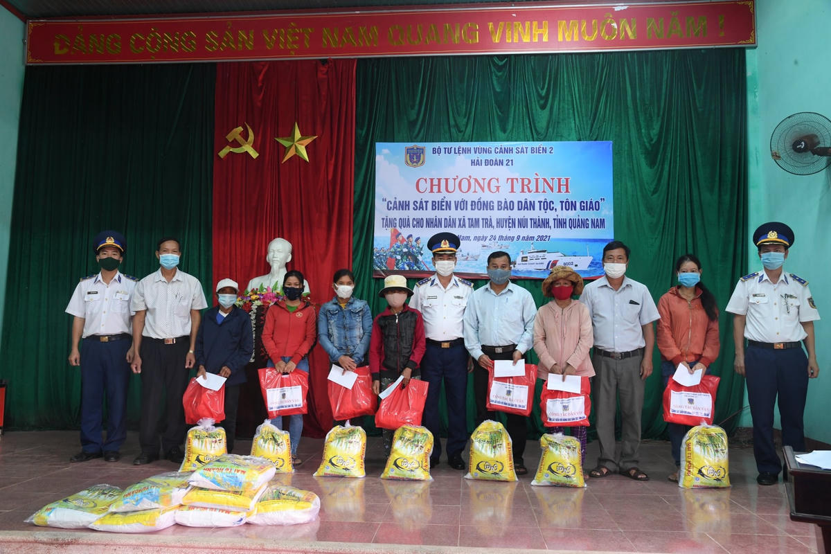 Đại diện Hải đoàn 21, Ban Dân vận Huyện ủy huyện Núi Thành trao quà cho các gia đình dân tộc Cor.