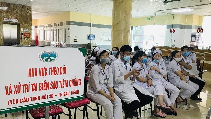 Những người tham gia tiêm đều được theo dõi sức khỏe ít nhất 30 phút 