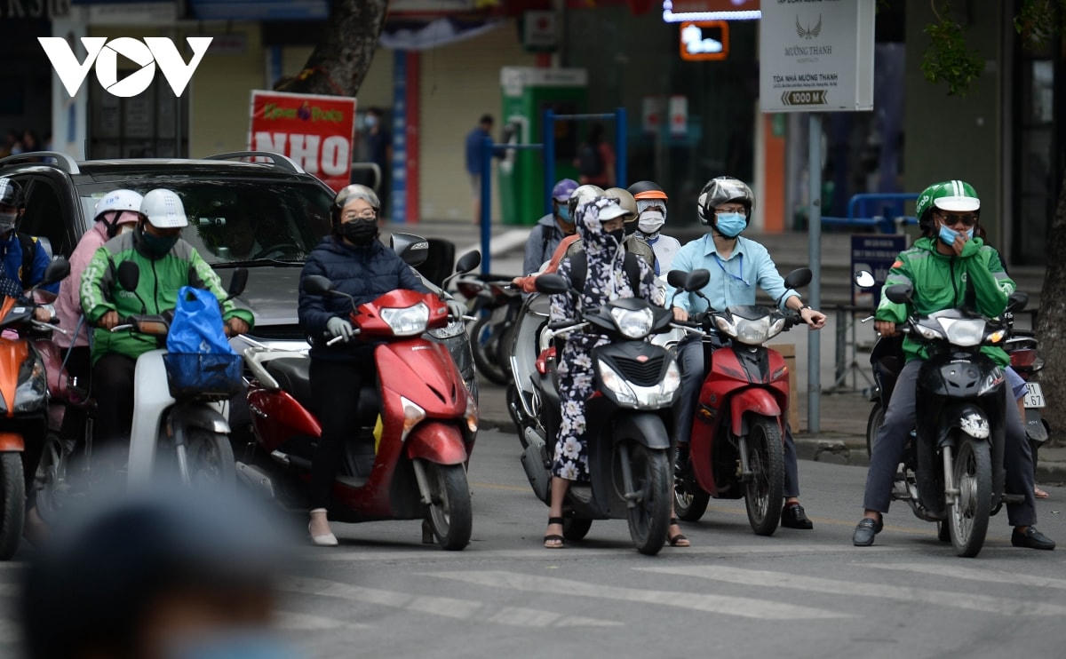 Thời điểm sáng sớm, tối và đêm nhiệt độ xuống thấp khiến người dân cảm nhận rõ về tác động của không khí lạnh.