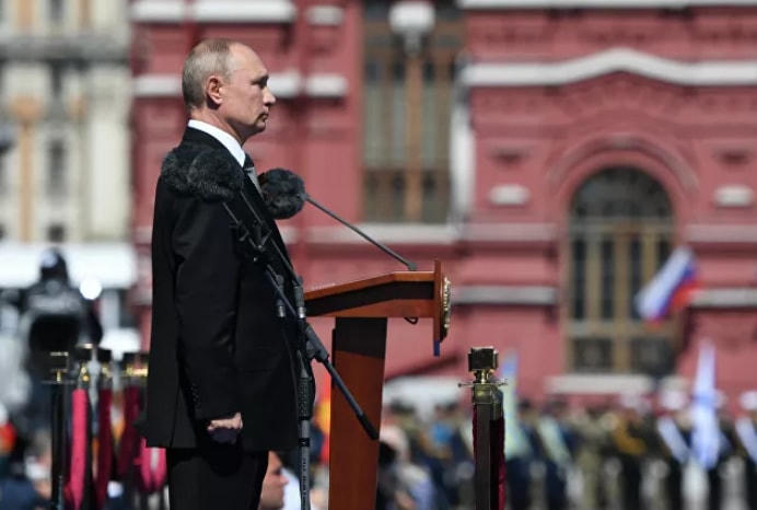 Tổng thống Putin nói lời cảm ơn các quân nhân đã tham gia cuộc diễu hành.