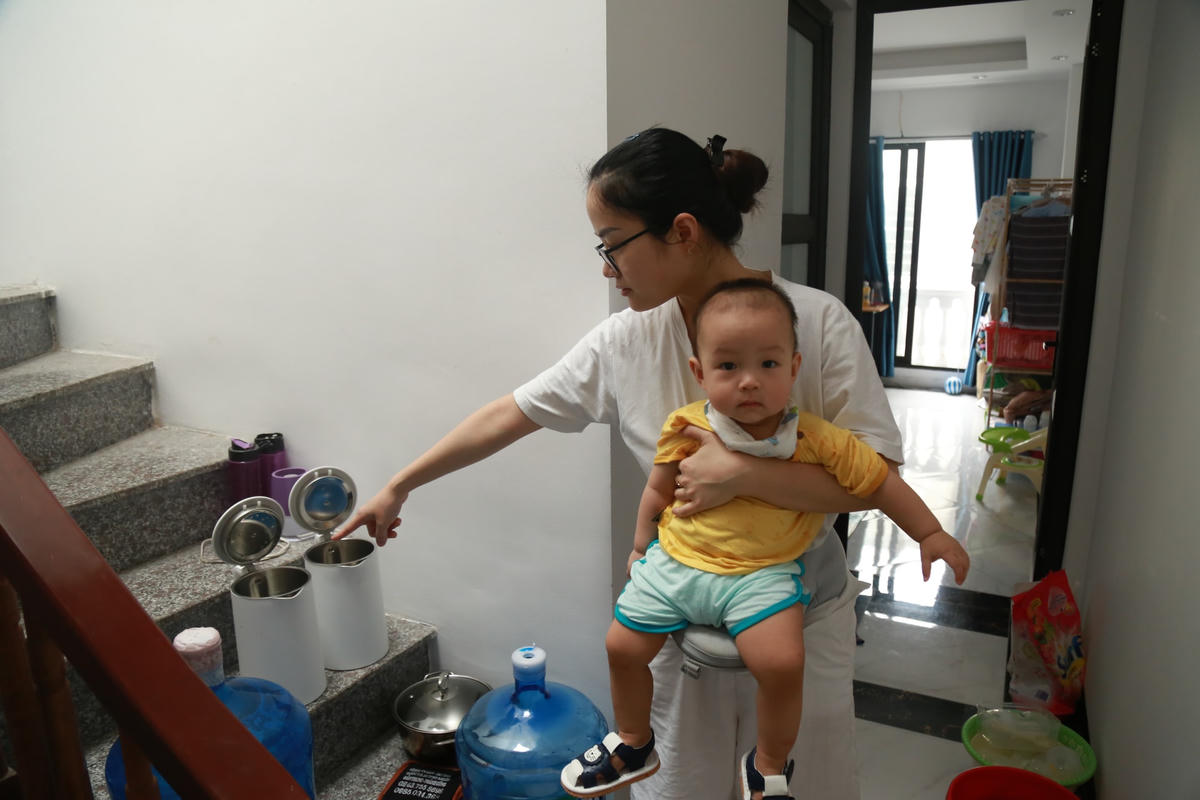 Chị Nguyễn Thị Xuân phải dùng tất cả các vật dụng trong nhà để đi xin nước dự trữ.