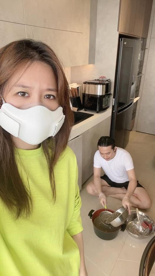 Hari Won phàn nàn yêu ông xã Trấn Thành nấu món gì mà mùi khó chịu.  