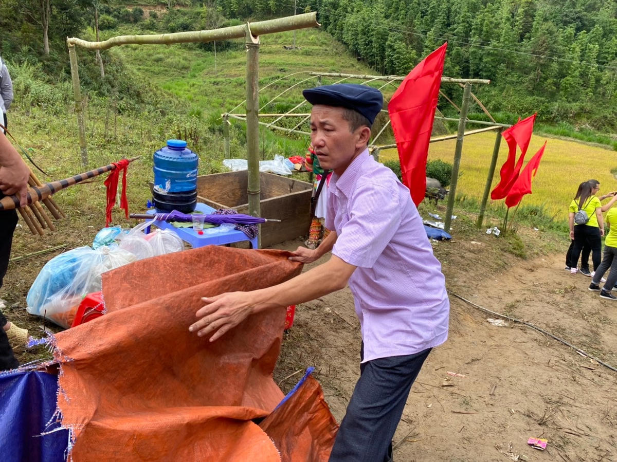 Một gia đình người Mông tranh thủ làm kinh tế ở lễ hội.