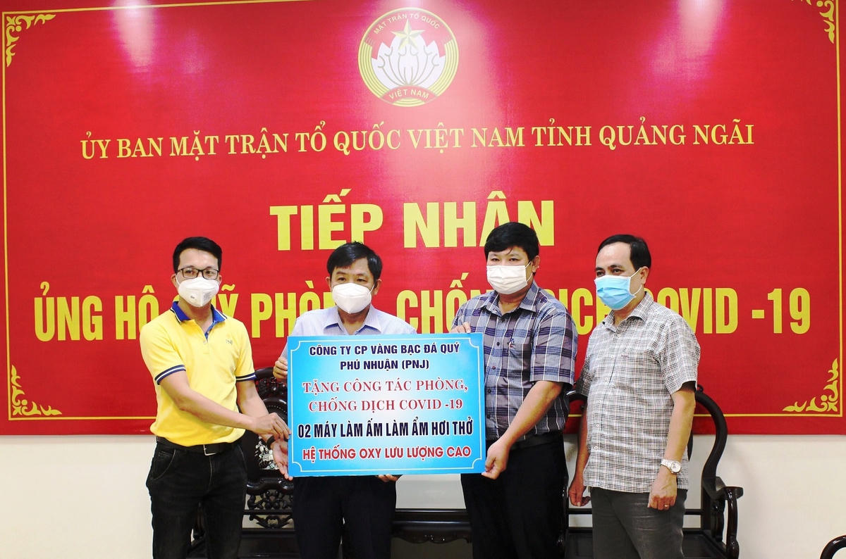 Công ty Cổ phần vàng bạc đá quý Phú Nhuận (PNJ) trao bảng tượng trưng.