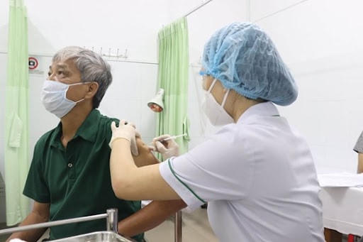 Người dân được tiêm vắc xin phòng Covid-19 miễn phí.