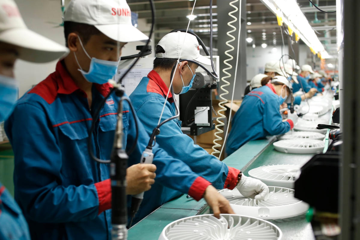 Các nhà máy vừa chống dịch vừa hoạt động sản xuất.  