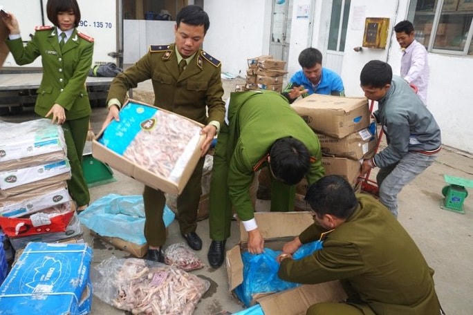 Cơ quan chức năng thu giữ nhiều nội tạng, chân gà hết hạn sử dụng.