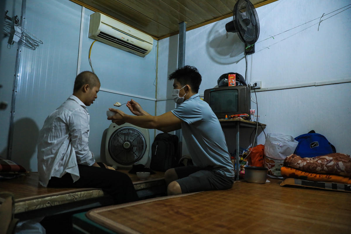 Anh Bùi Thanh Hòa chăm sóc con gái.