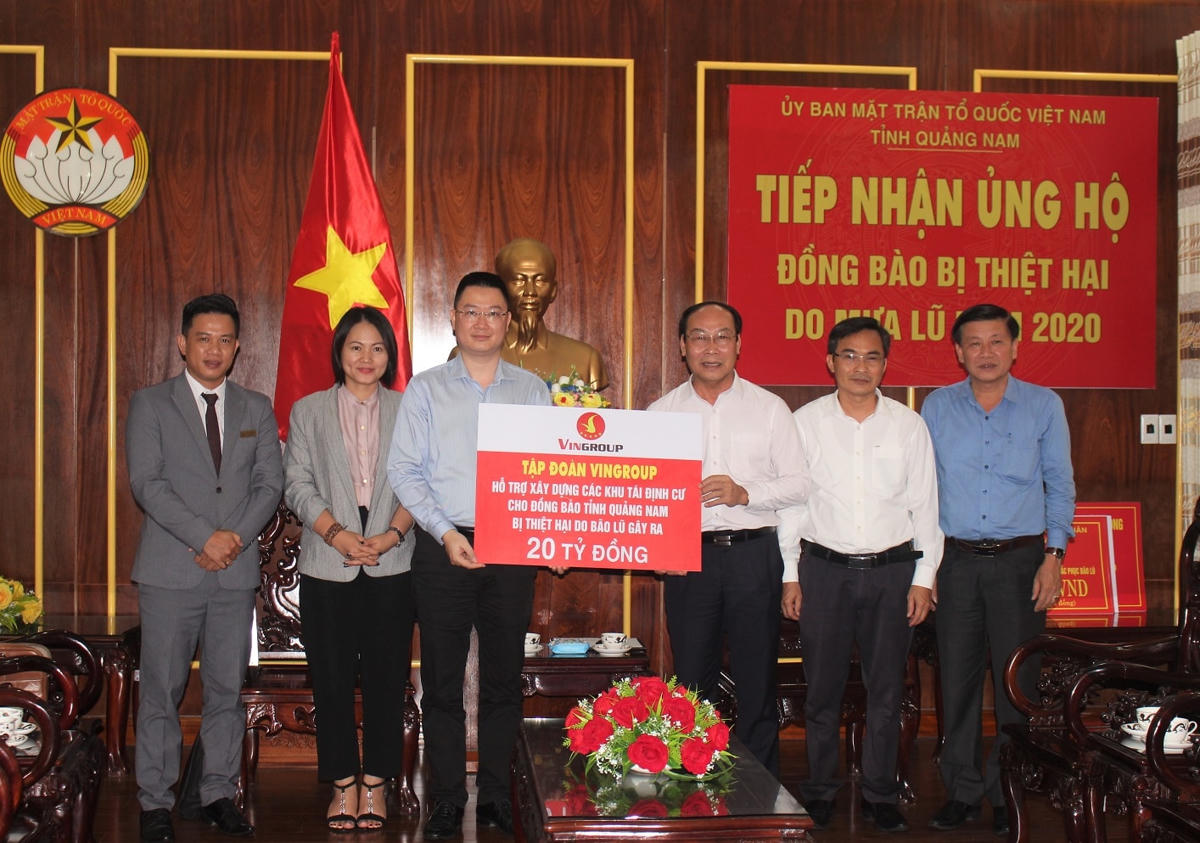 Tập đoàn VingRoup ủng hộ 20 tỷ đồng hỗ trợ xây nhà cho đồng bào thiệt hại bão lũ.