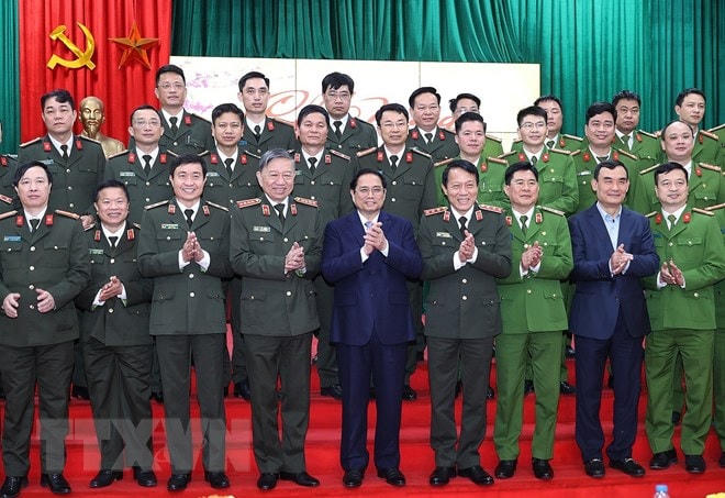Thủ tướng Phạm Minh Chính đến thăm và chúc Tết cán bộ, chiến sỹ Cục C05 và C07. (Ảnh: Dương Giang/TTXVN).