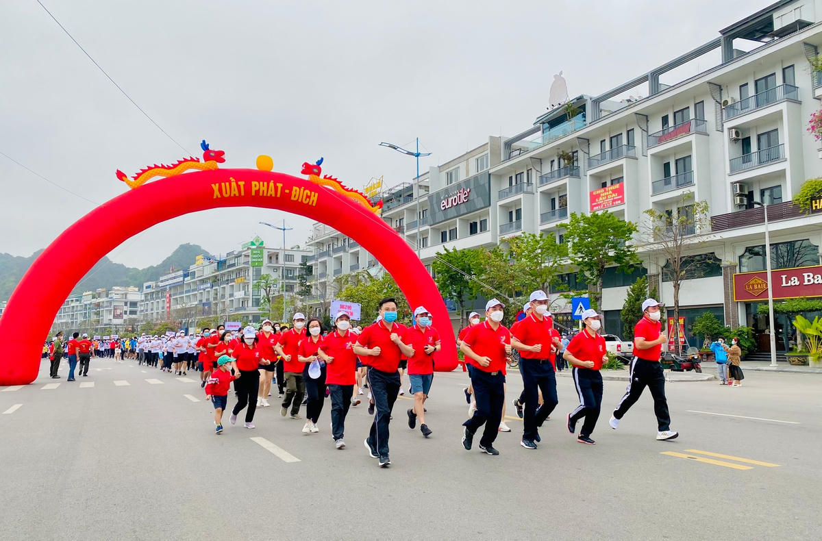 Các VĐV hào hứng tham gia chạy tập thể khoảng 1km trên tuyến đường Trần Quốc Nghiễn (TP Hạ Long), sát bên di sản Vịnh Hạ Long.