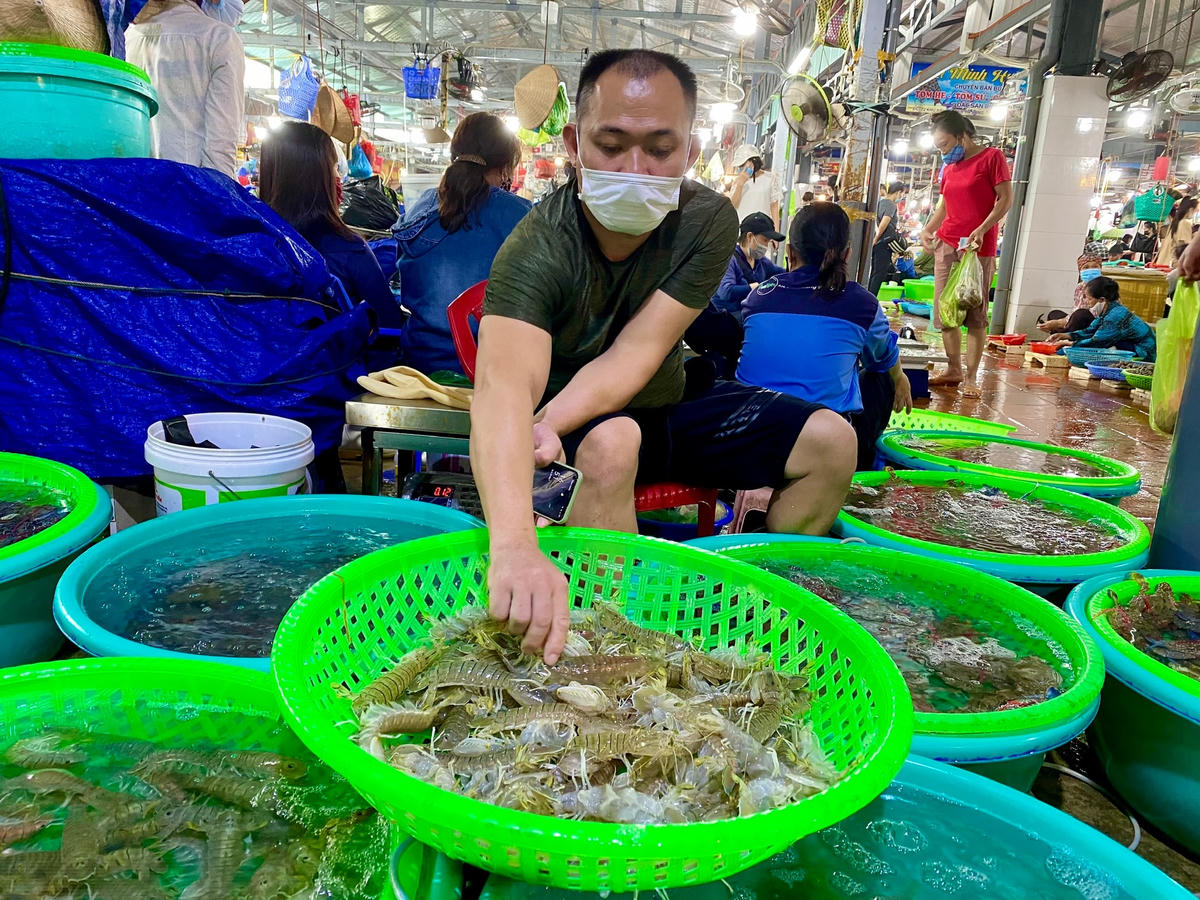 Anh Hoàn, chủ cửa hàng hải sản than thở về tình trạng tiêu thụ kém do ảnh hưởng của dịch bệnh.
