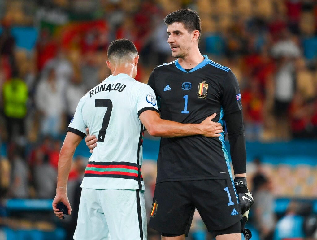 Thủ thành Courtois tới an ủi C.Ronaldo.