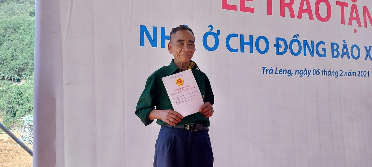 Ông Hồ Văn Đề vui mừng khi được bàn giao ngôi nhà mới.