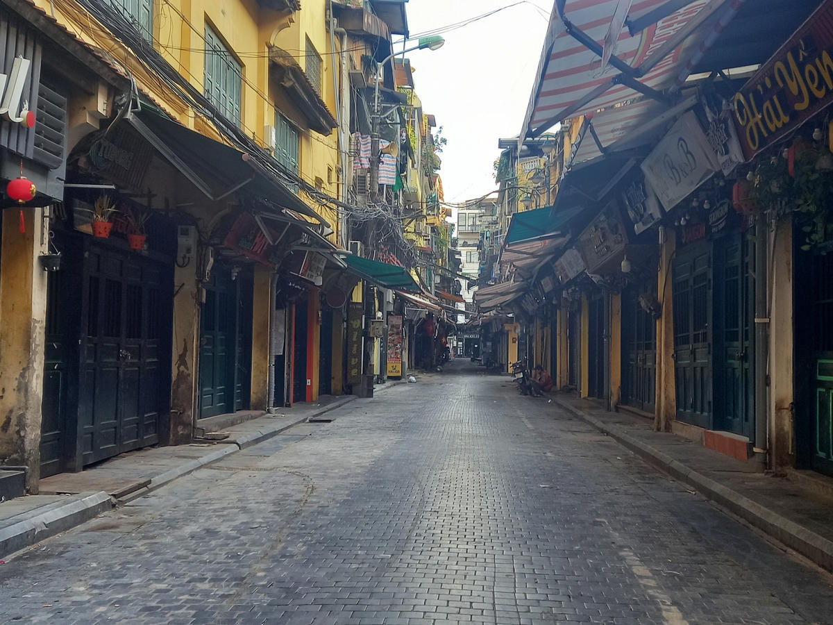 Khu phố Tạ Hiện (quận Hoàn Kiếm) ngày thường đông đúc nhưng những ngày này vắng bóng người qua lại.