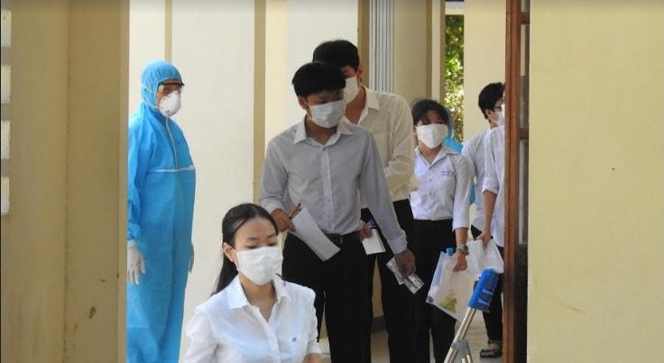 Thí sinh hoàn tất bài thi ngữ văn, rời phòng thi vào 9h35. Ảnh Bình Nguyên.