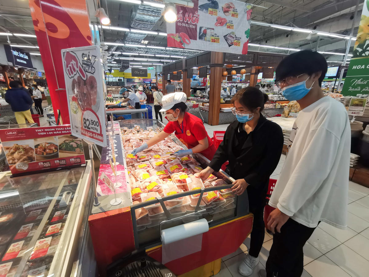 Không có tình trạng khan hiếm hàng hóa. Ảnh: Quang Vinh.