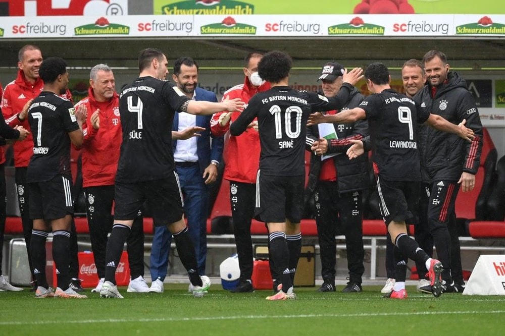 Các thành viên đội bóng xếp hàng chúc mừng Lewandowski. (Nguồn: Getty Images).