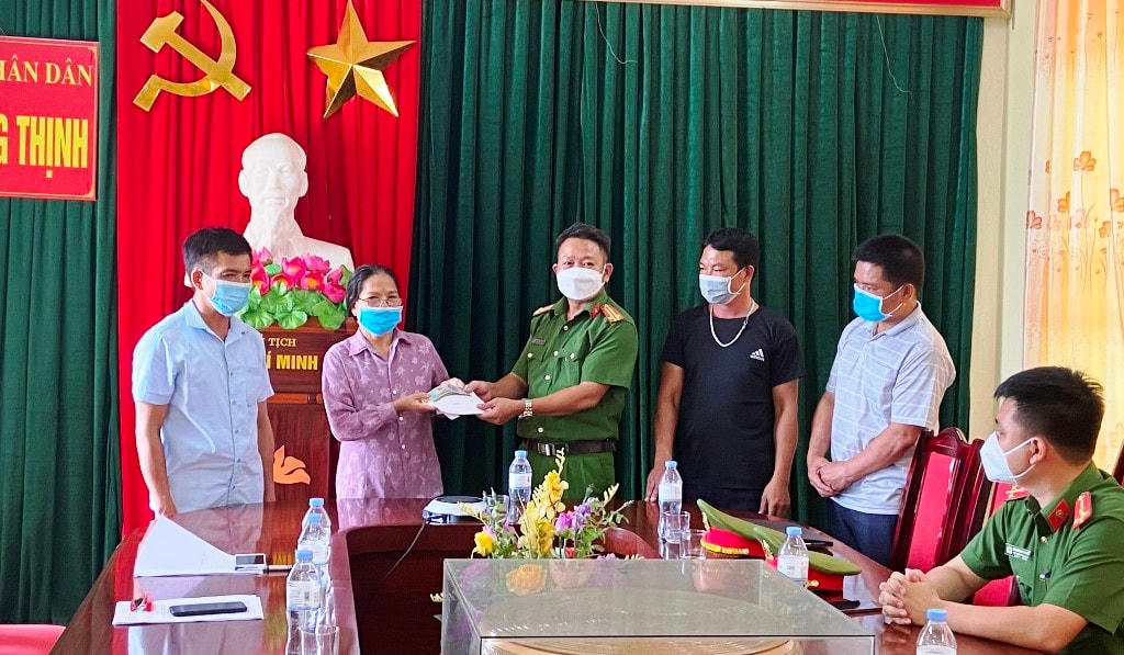 Đại diện Công an xã Hoằng Thịnh trao trả 8 chỉ vàng cùng 8,5 triệu đồng cho người bị mất.