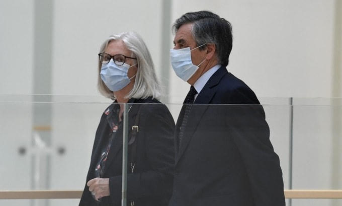 Fillon và vợ trước phiên tòa ngày 29/6. Ảnh: AFP.