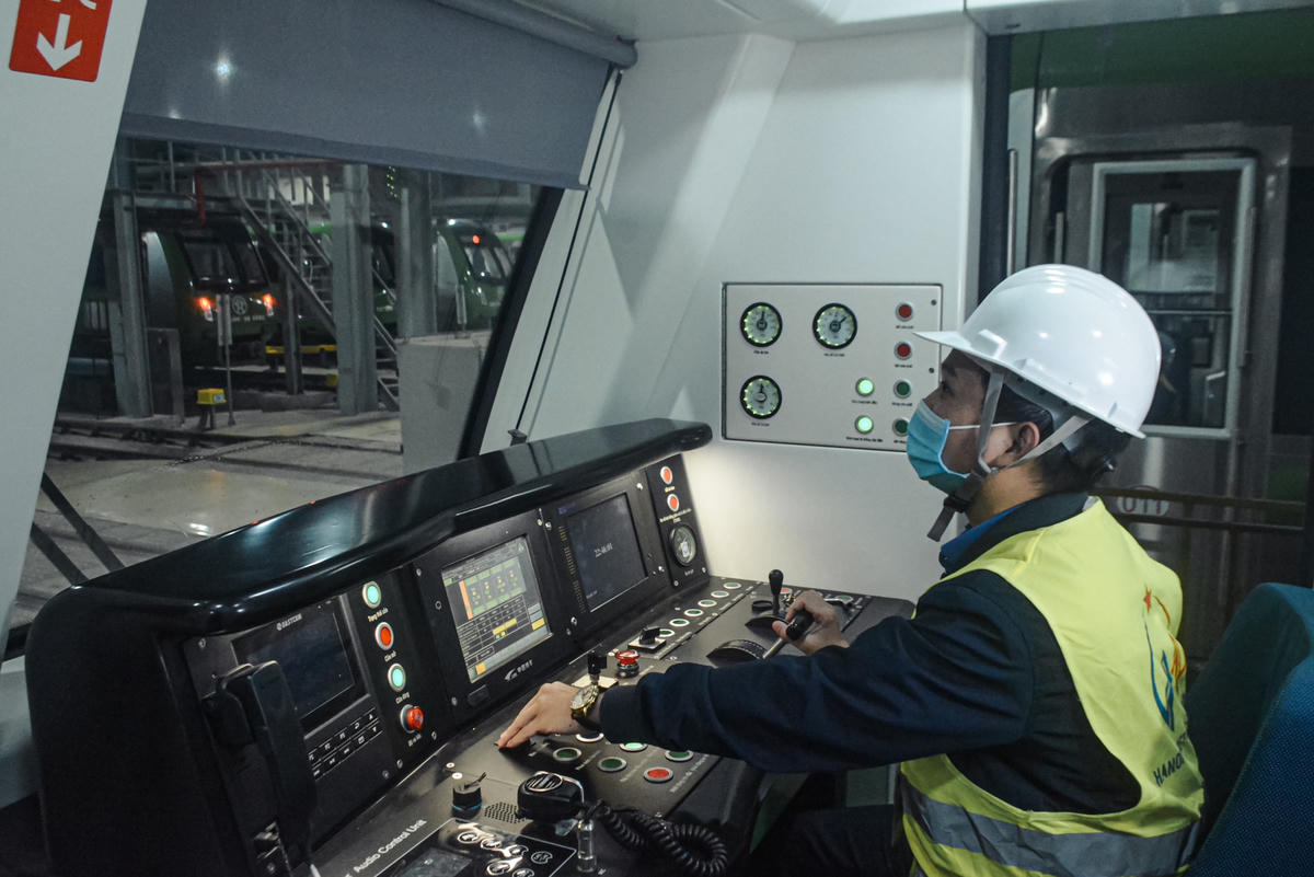 Sau khi nhận bàn giao từ lái tàu, các kỹ sư bắt đầu kiểm tra hệ thống điện, lịch sử chạy tàu, nút bấm trong khoang lái.  Các tính năng như nước rửa kính, cần gạt nước, đèn trước, rèm che… cũng đều được các kỹ sư kiểm tra nghiêm ngặt.
