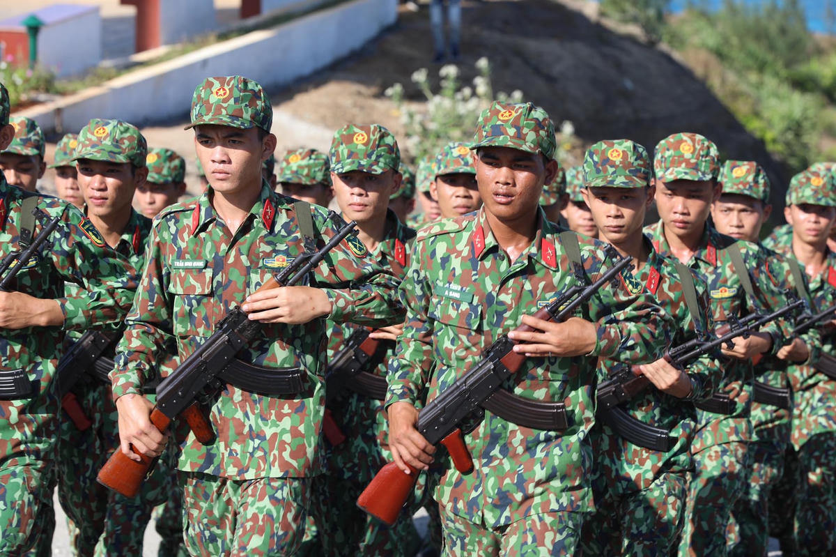 Thiêng liêng Lễ Thượng cờ&nbsp;trên đỉnh Lý Sơn