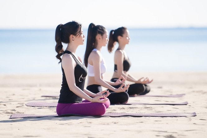 Tập yoga trên bãi biển FLC Quy Nhơn.