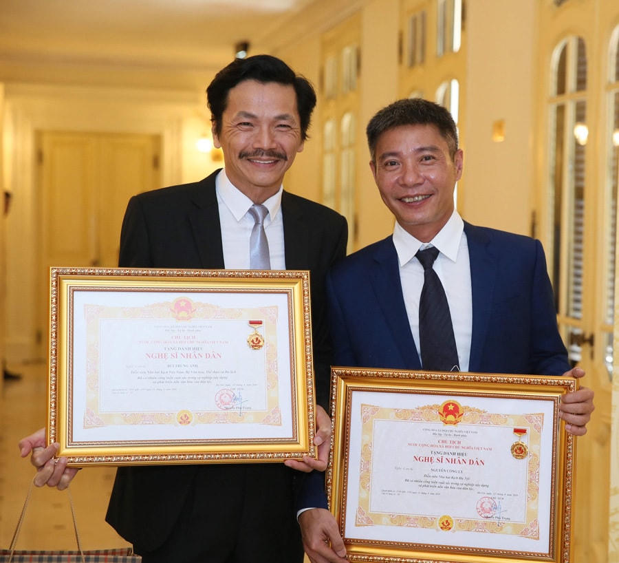 Nghệ sĩ Công Lý, nghệ sĩ Trung Anh trong lần nhận danh hiệu Nghệ sĩ Nhân dân.