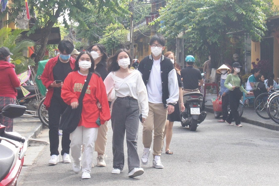 Người dân nô nức đi du Xuân.