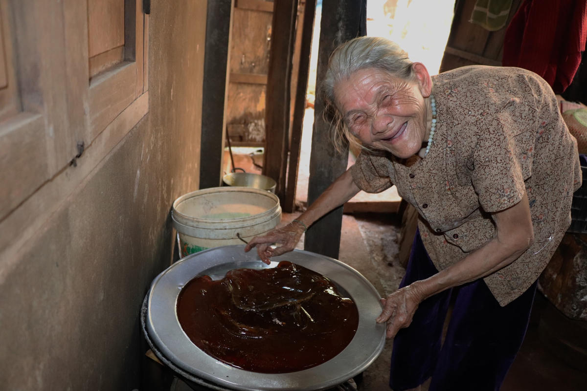 Việc làm kẹo kéo cũng cần có sự tỉ mỉ và khéo léo.