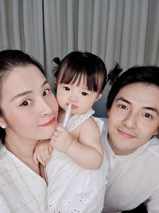 Cặp bố mẹ bỉm sữa Đông Nhi – Ông Cao Thắng chúc mừng công chúa Winnie tròn 10 tháng tuổi: "Em gái" 10 tháng tuổi, nhớ ti chuẩn, ăn ngoan, ngủ giỏi và luôn là cục bông vừa thơm phức vừa "lắm trò" của ba nhé", Ông Cao Thắng viết.  