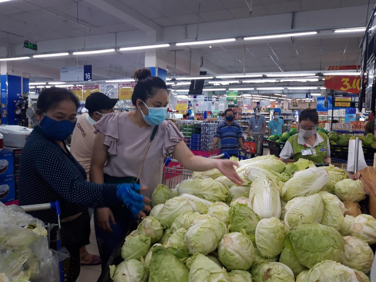 Hàng hóa đầy các quầy kệ tại một số hệ thống siêu thị.  