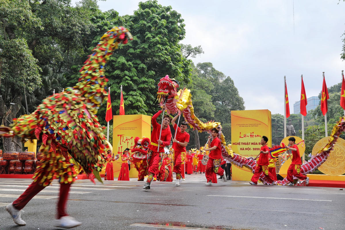 13 đội múa Rồng đua tài quanh hồ Hoàn Kiếm
