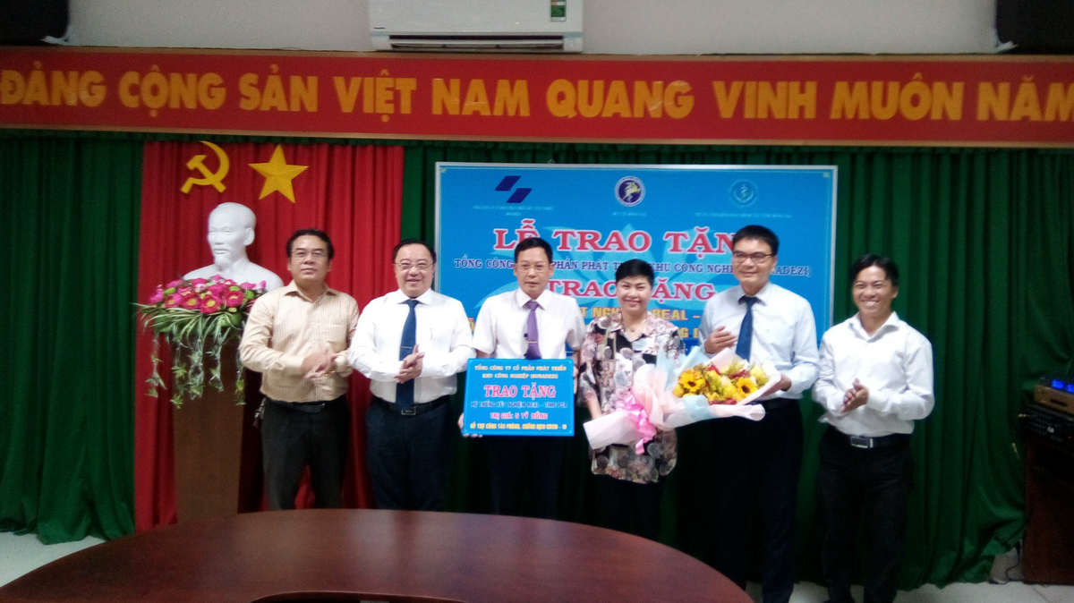 Ban giám đốc Tổng công ty cổ phần phát triển khu công nghiệp (Sonadezi) trao bảng tượng trưng tặng Hệ thống xét nghiệm Real-time PCR