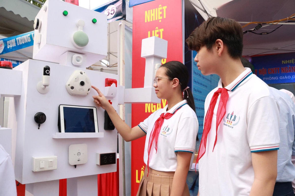 Học sinh hệ song bằng THCS tại Hà Nội.