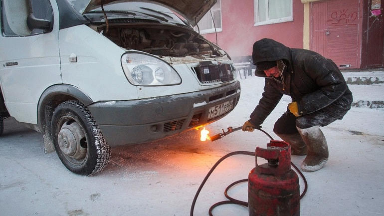 Động cơ xe hơi bị đóng băng là điều thường xuyên xảy ra nếu xe để ngoài trời (Ảnh: RBTH).