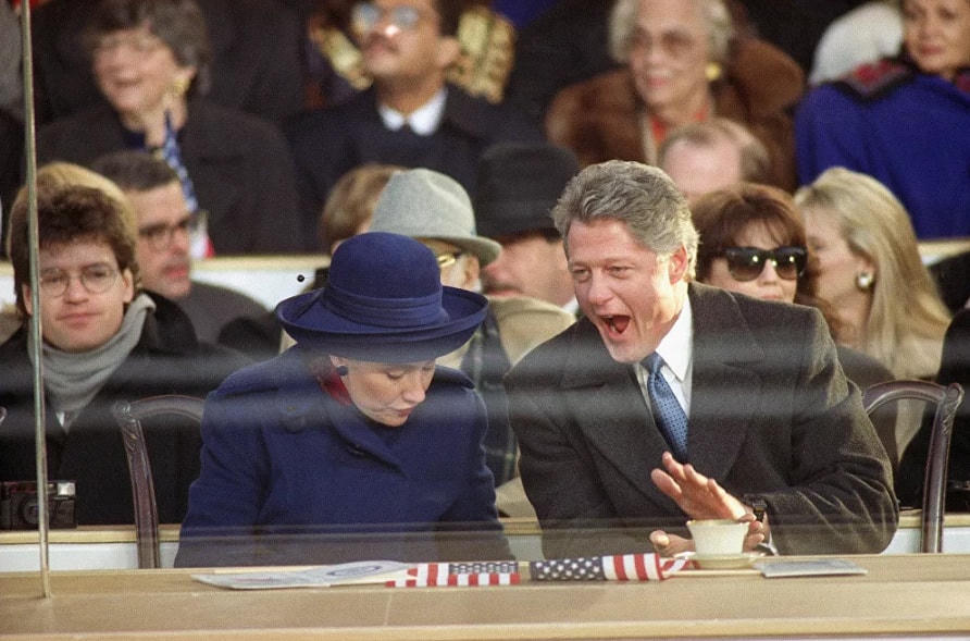 Tổng thống Bill Clinton ngáp khi ông và Đệ nhất phu nhân Hillary theo dõi cuộc diễu hành nhậm chức của tổng thống từ khán đài trên Đại lộ Pennsylvania ở Washington DC, ngày 20/1/1993.