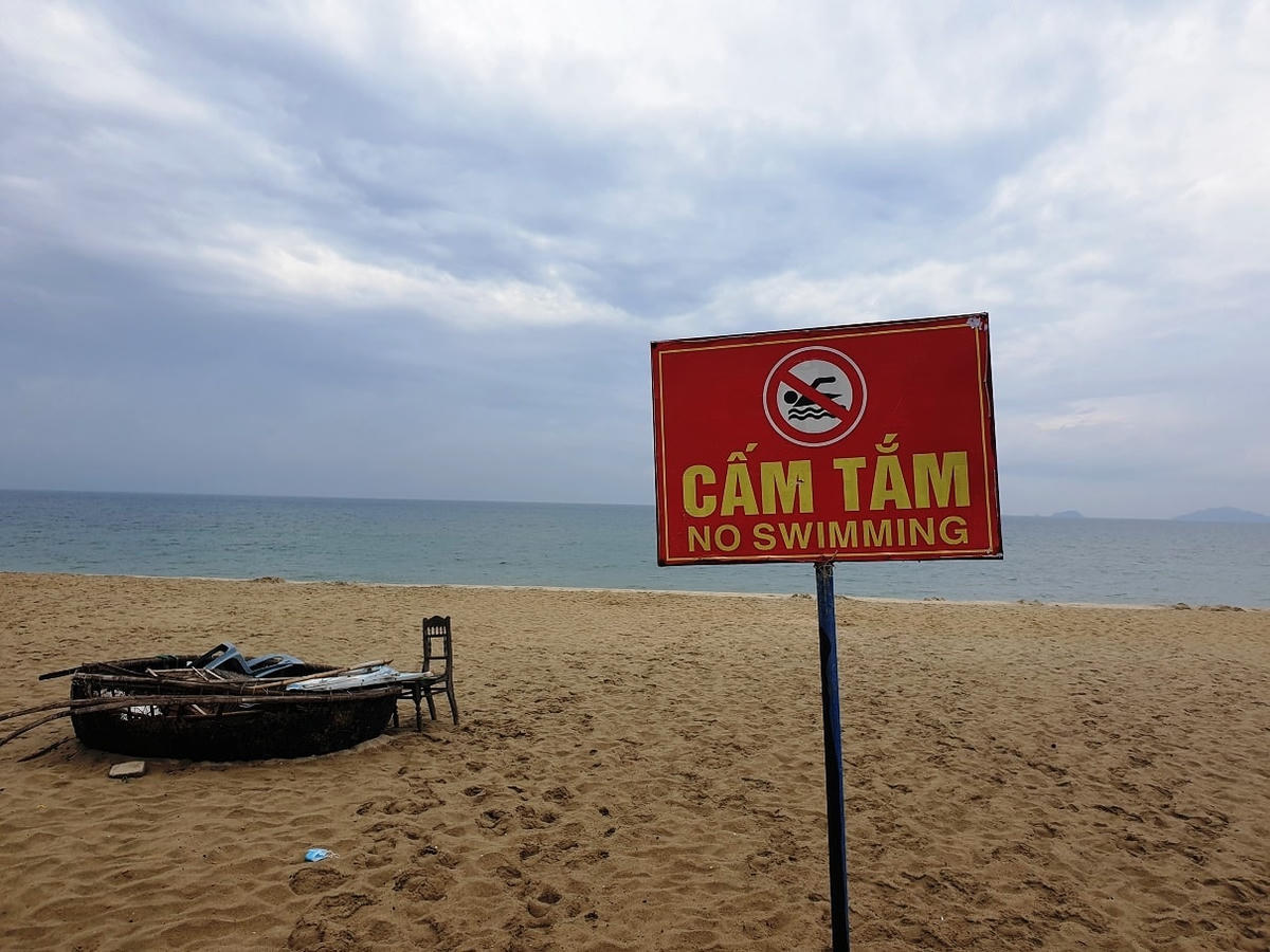 Một số vị trí bãi tắm đặt biển cấm tắm biển.