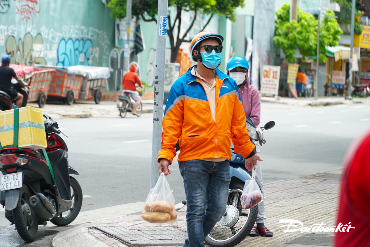 Càng về trưa, người dân đặt thức ăn càng nhiều, khiến các nhân viên giao hàng làm việc liên tục.