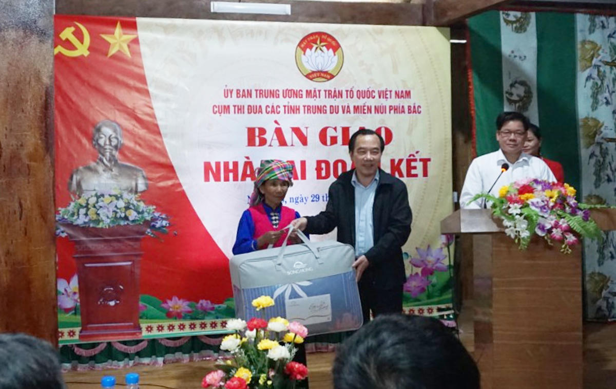 Phó Chủ tịch UBTƯ MTTQ Việt Nam Ngô Sách Thực tặng quà các hộ nghèo tại lễ bàn giao nhà Đại đoàn kết.