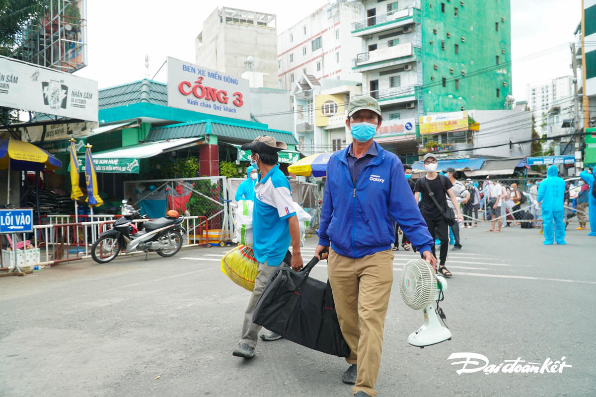 Một công dân mang cả quật máy về quê.