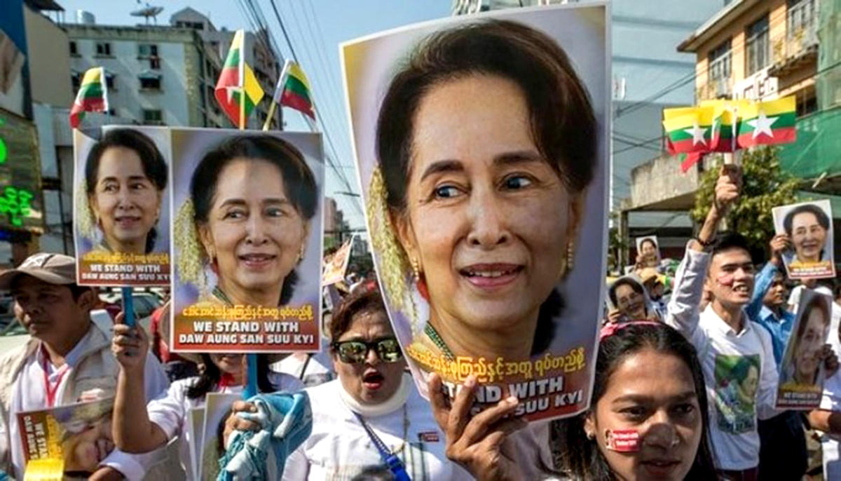 Hình ảnh bà Aung San Suu Kyi xuất hiện trong những cuộc tuần hành. Ảnh: AFP.