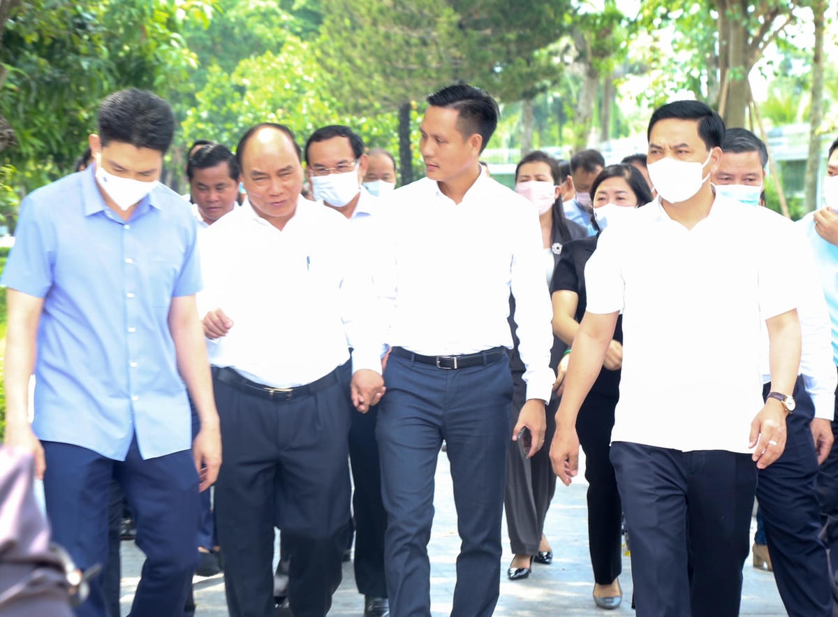 Chủ tịch nước Nguyễn Xuân Phúc thăm hỏi và trao đổi với cử tri. Ảnh: CTV.