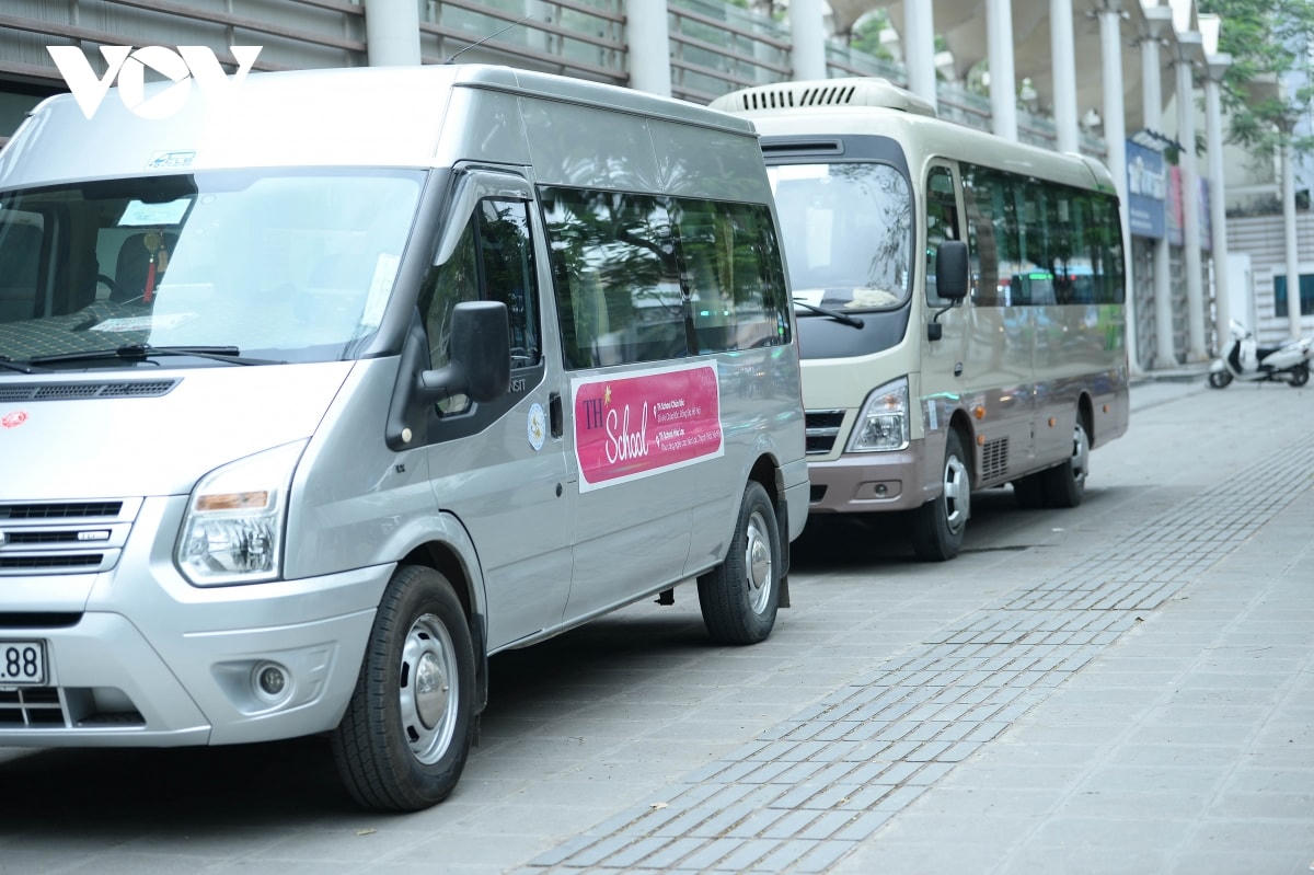 Tại tuyến phố Chùa Bộc, hàng loạt nhưng loại ô tô cỡ lớn vô tư đỗ trên vỉa hè đoạn trước của trường THschool khiến cho áp lực lên vỉa hè của đá mới lát ngày càng tăng, nguy cơ nứt vỡ càng hiện hữu.