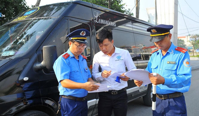 Kiểm tra giấy phép lái xe của tài xế một xe hợp đồng trên đường cao tốc Pháp Vân - Cầu Giẽ.