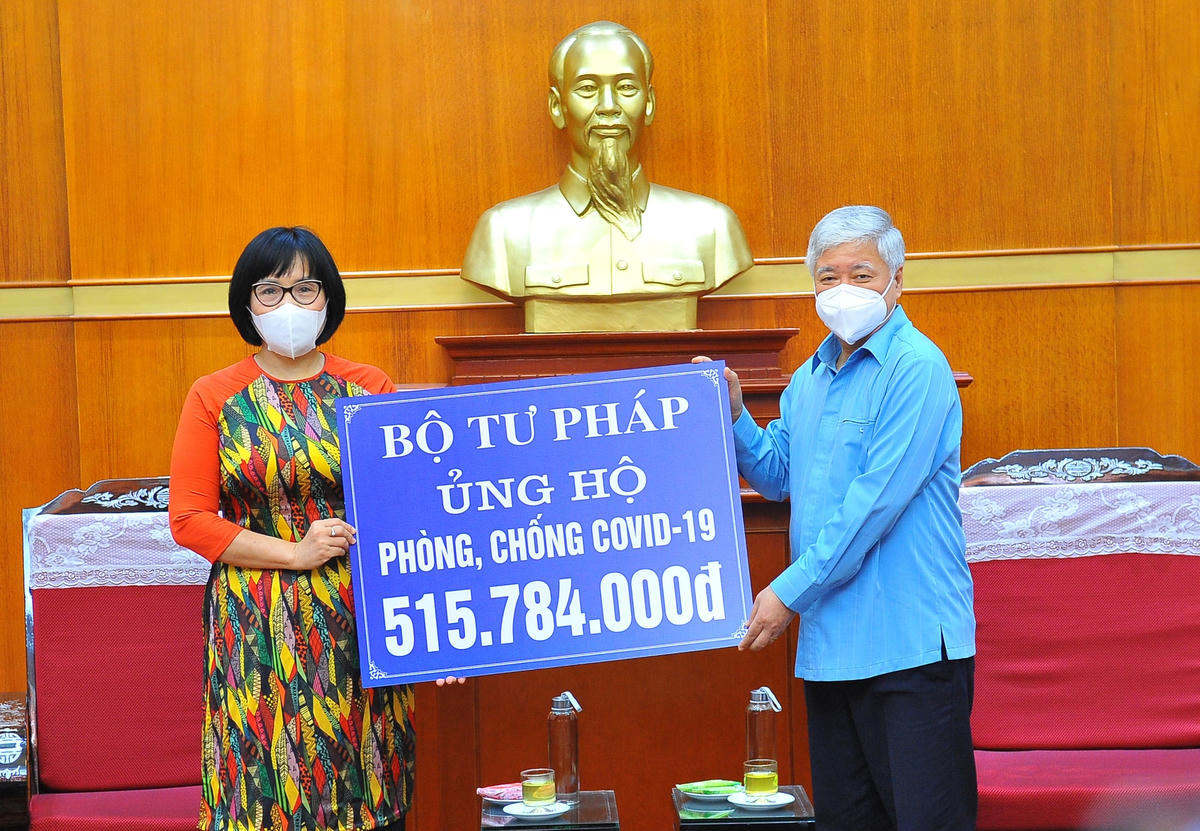 Chủ tịch Đỗ Văn Chiến tiếp nhận ủng hộ phòng, chống Covid - 19 của Bộ Tư pháp. 